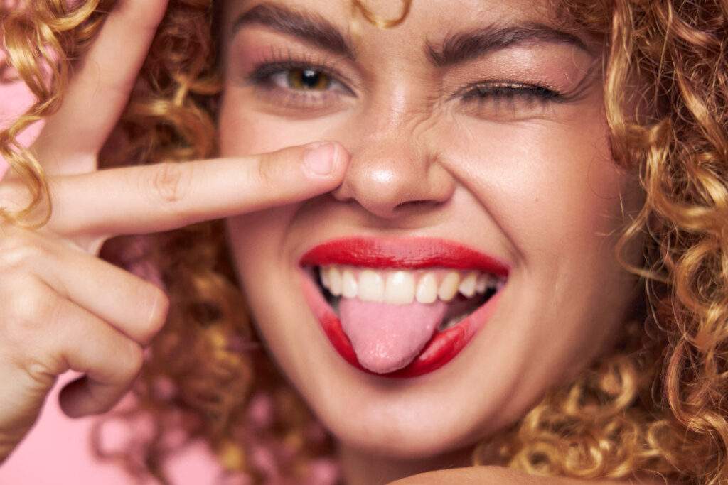 Diş eti çekilmesi sonucu diş kökünün açığa çıkmasını gösteren klinik diş modeli